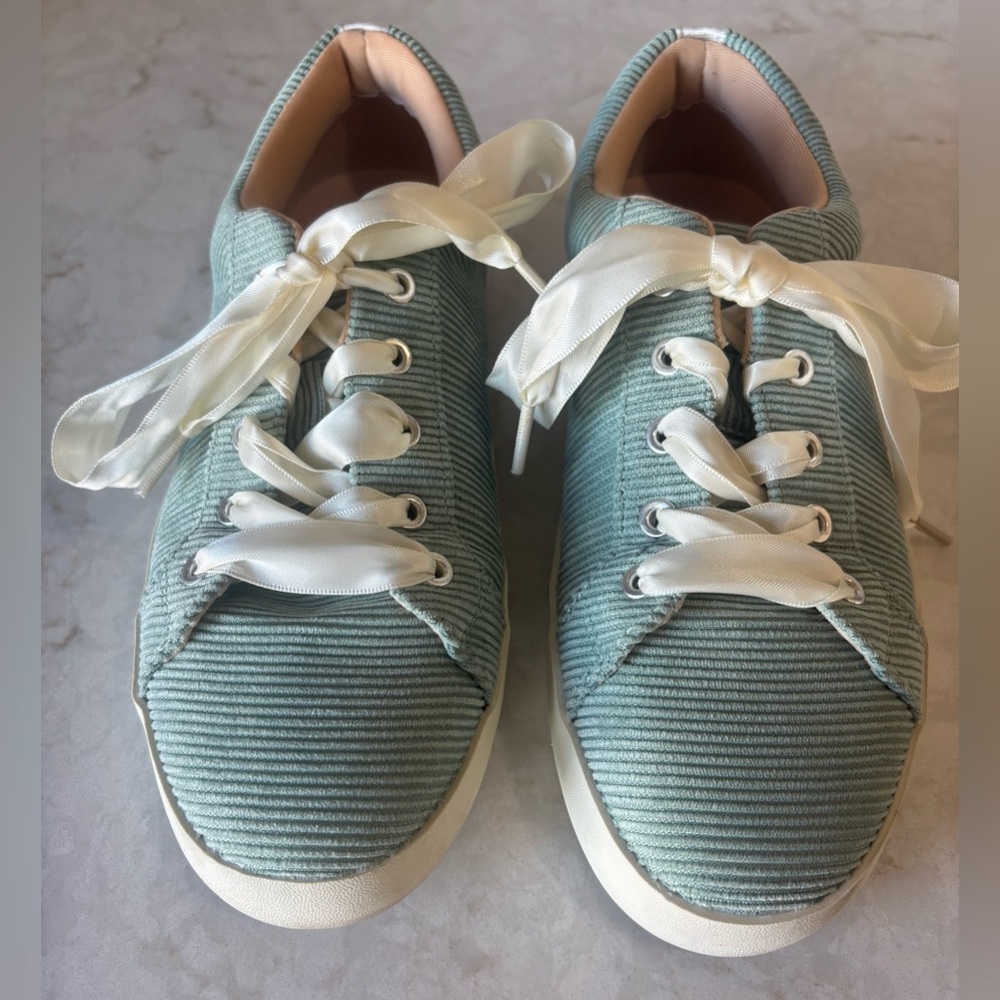 Journee Sneakers